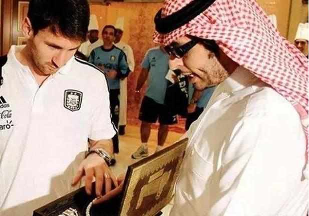 梅西被送生日礼物,梅西被记者送红绳