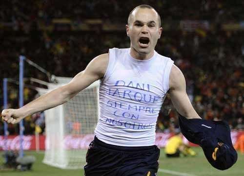 球星卡卡的内衣广告,球员球衣里面套的衣服是啥