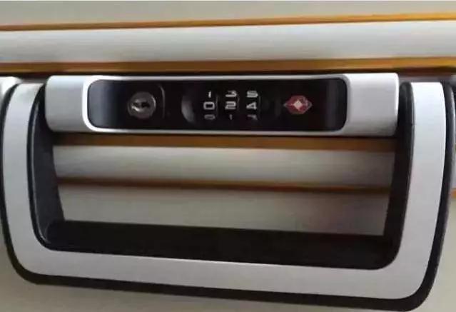 美女血拼五个Coach包带回国,然而,打开行李的一瞬间,啥都没了