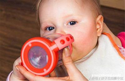 “纯母乳的孩子不用喝水?你没看到孩子嘴都干裂了还不给喝水?”