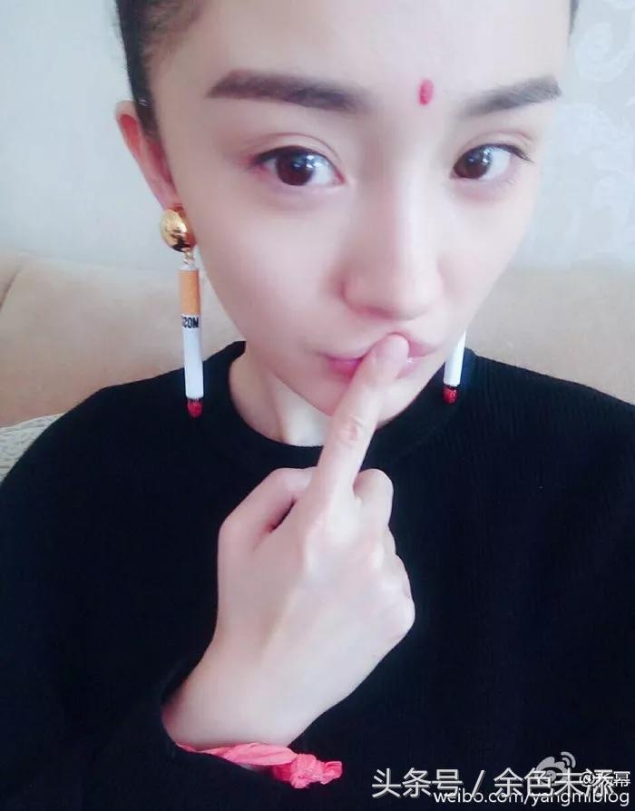 喜欢戴夸张耳饰的不止章子怡，还有她们