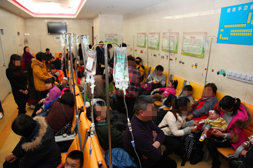 家长给女儿洗澡时发现腹部鼓起,父母给孩子洗澡发现肚子特别大