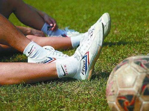 听说有一种“不精致”,叫穿特步的国产运动品牌们……