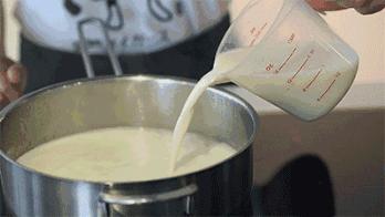 这是个什么情况？年轻小伙抱着牛奶狂喝不停？