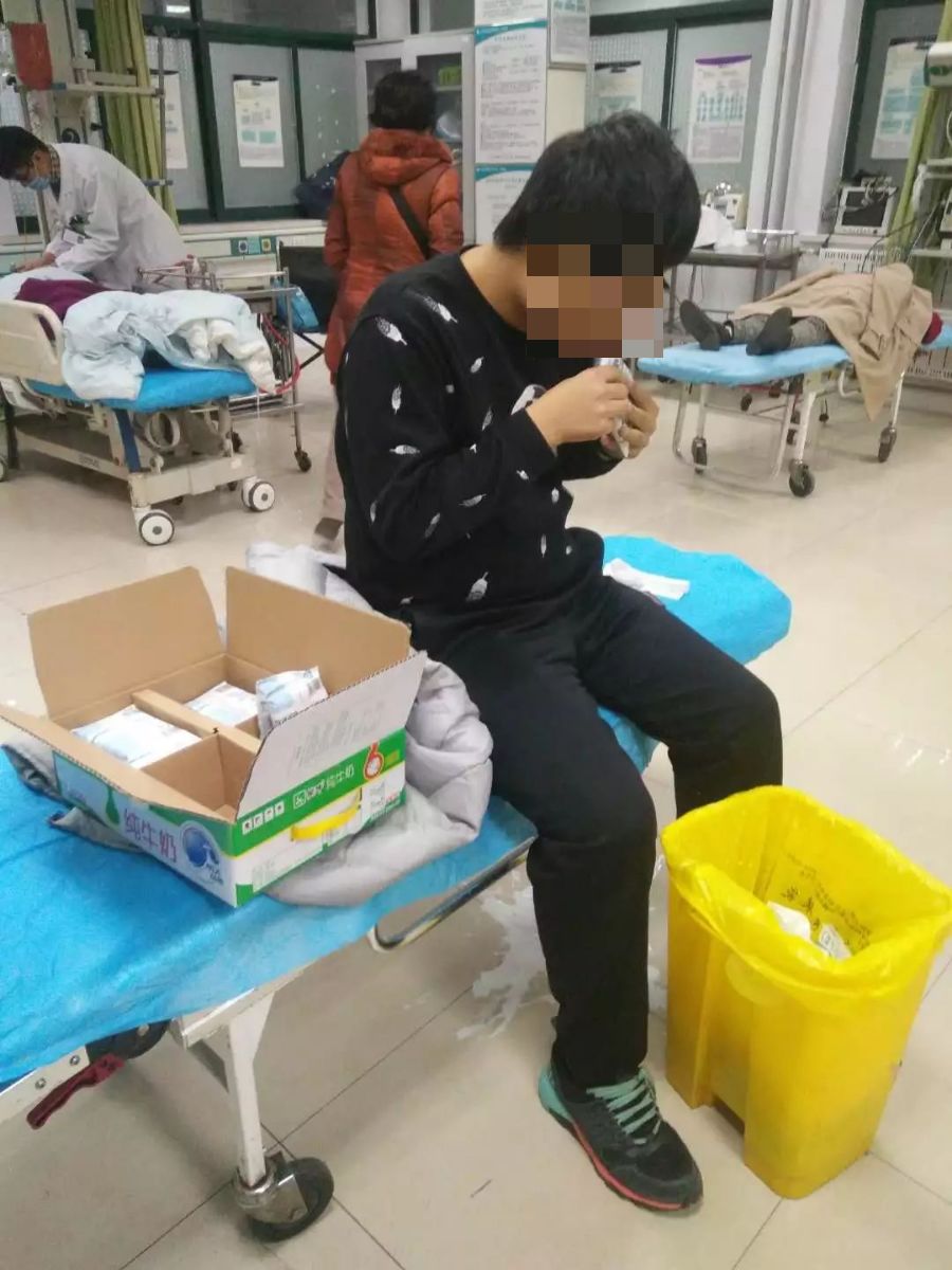 这是个什么情况？年轻小伙抱着牛奶狂喝不停？