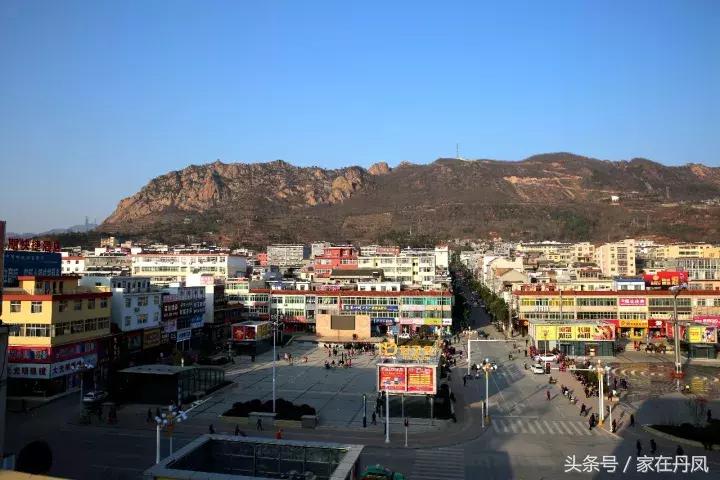 昨天晚上，大家都在广场抬头看一块屏幕！