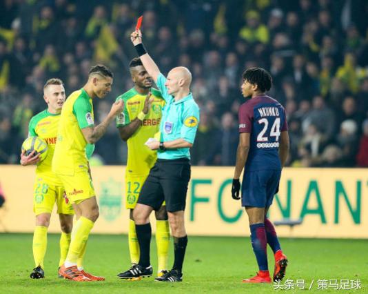 别想再来中国了!前中超裁判踢人未果后老羞成怒红牌将球员罚下