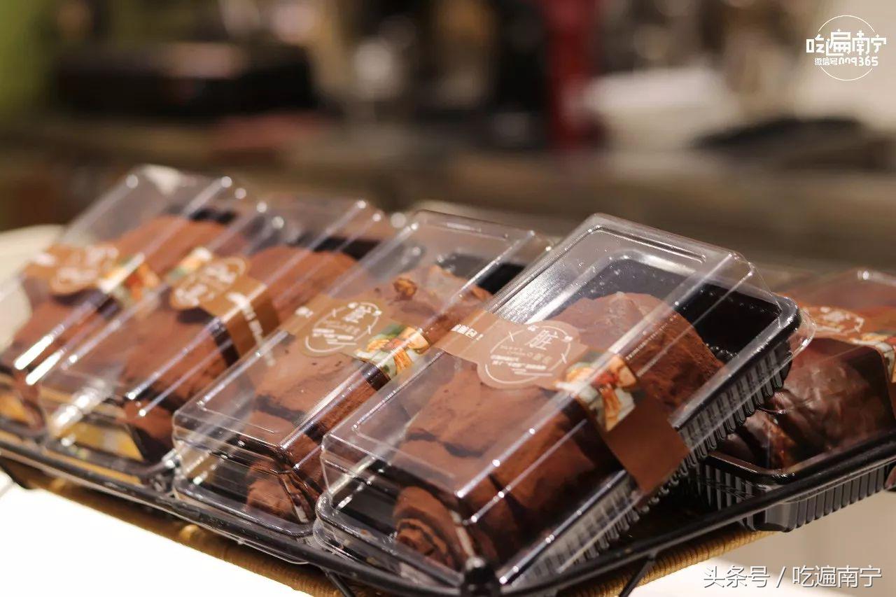 原本热闹的大街如今冷冷清清,现在的商场实体店冷冷清清