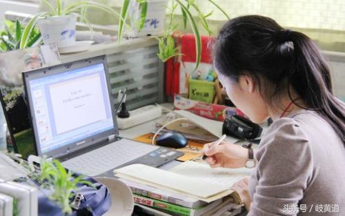 颈椎病到底是仰头还是低头造成的,仰头发现颈椎处有一个疙瘩