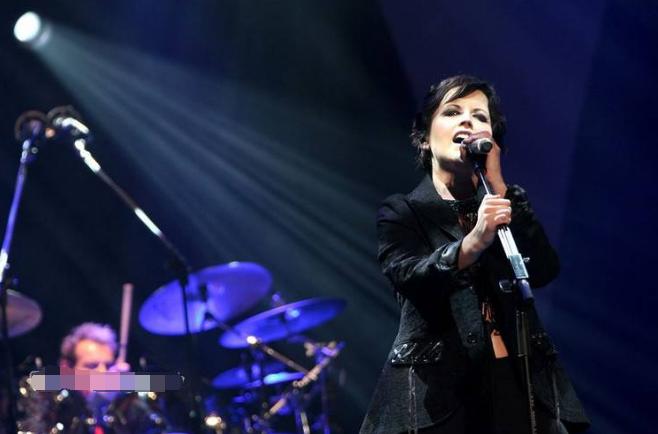 小红莓乐队主唱去世经典曲目回顾,英国小红莓主唱死因