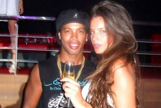 都是足坛浪子,小罗留下一段段传奇!他,留下一滩滩唾弃!