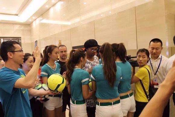 都是足坛浪子,小罗留下一段段传奇!他,留下一滩滩唾弃!