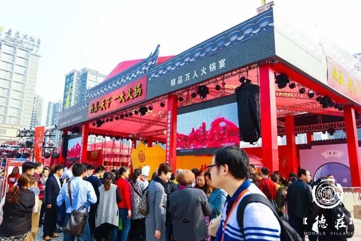 原来广场上做专业展也会做得这样有声有色，一点不比展馆差哟！