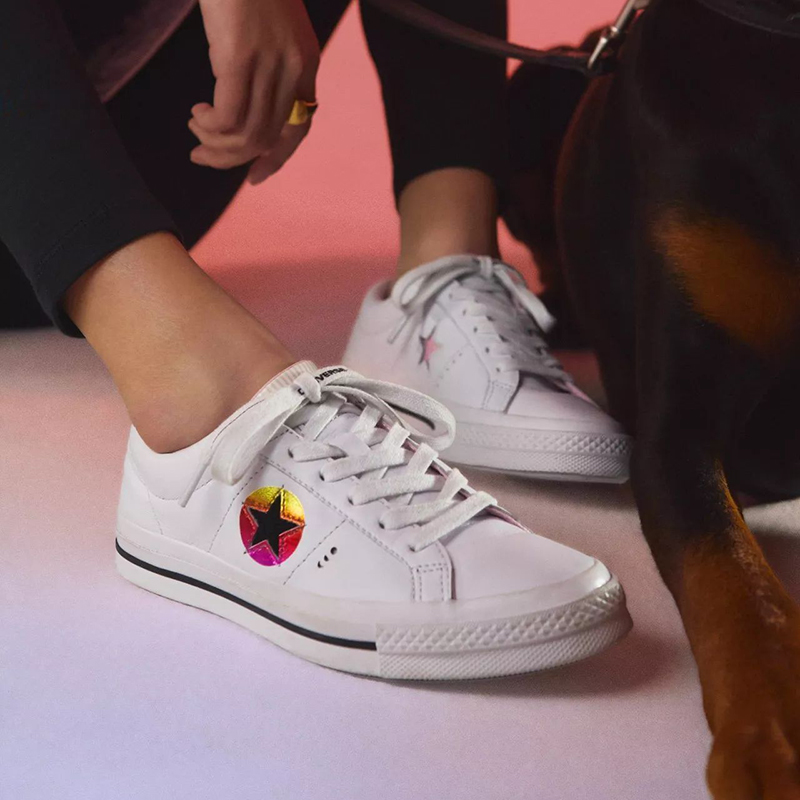 最近很火的红白色球鞋,个性张扬的球鞋