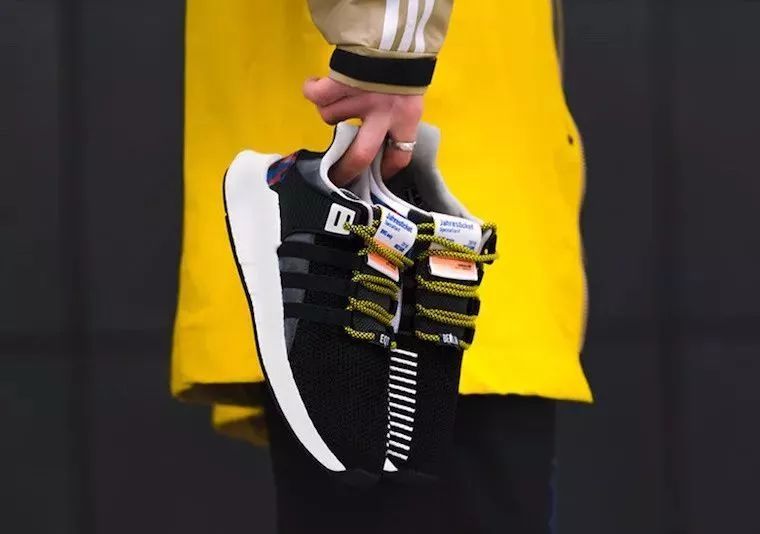 办地铁年卡，免费送阿迪达斯限量版运动鞋，鞋子还长得挺好看！