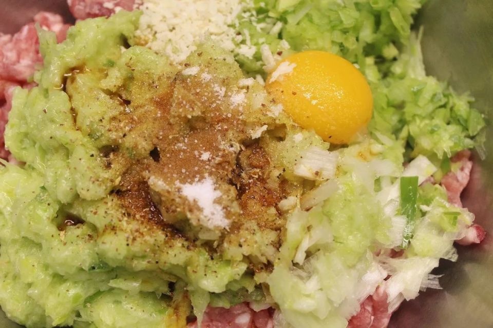 不放调料粉的肉丸怎么做,怎么做的肉丸子不柴不散