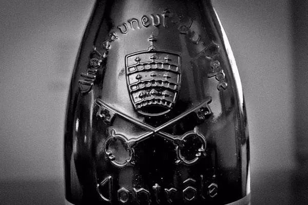 隐忍与信仰:浮雕下的教皇新堡,九代教皇的流离之路