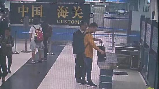 男子携带大量银行卡被警察抓,带70多张银行卡出境被拘留