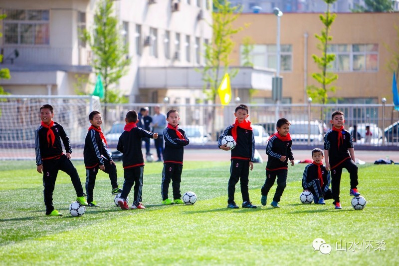 你就是球星绿茵场上呼喊着你的名字2016中科合成油怀柔首届业余足球超级联赛火热开赛，快来看看谁来了！