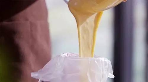 裱花袋怎么弄奶油不会漏,烘焙蛋糕奶油怎样练习裱花