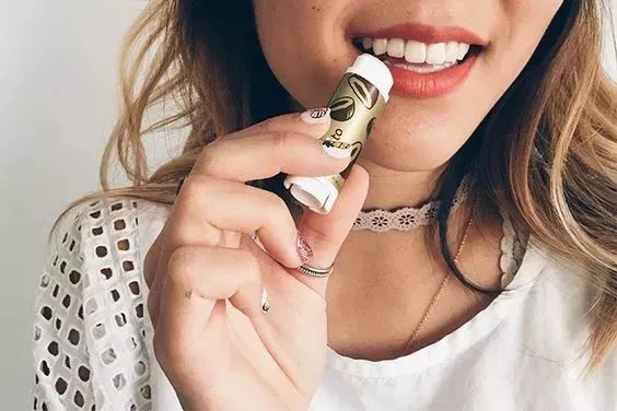 嘴唇一直干裂脱皮使嘴唇变丑,冬季嘴唇开裂最快的解决方法