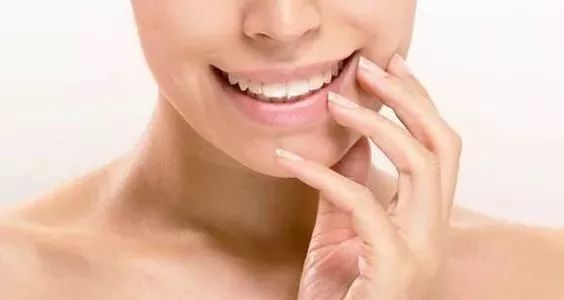 嘴唇一直干裂脱皮使嘴唇变丑,冬季嘴唇开裂最快的解决方法