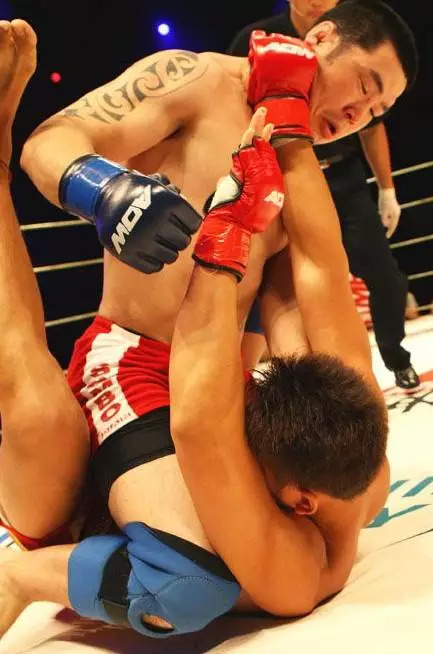 蒙古摔跤有多猛,蒙古摔跤的真实视频