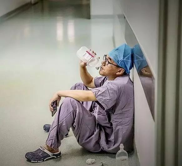 痛惜27岁医生猝死,急诊医生一夜接诊38人后猝死