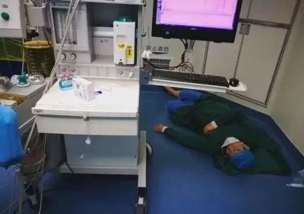 痛惜27岁医生猝死,急诊医生一夜接诊38人后猝死