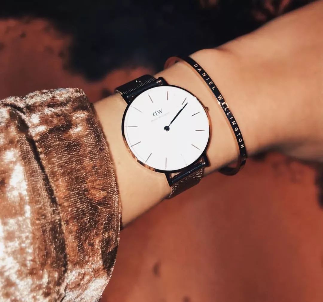 手表该怎么搭配金属表带好看 (老款手表戴出时尚)