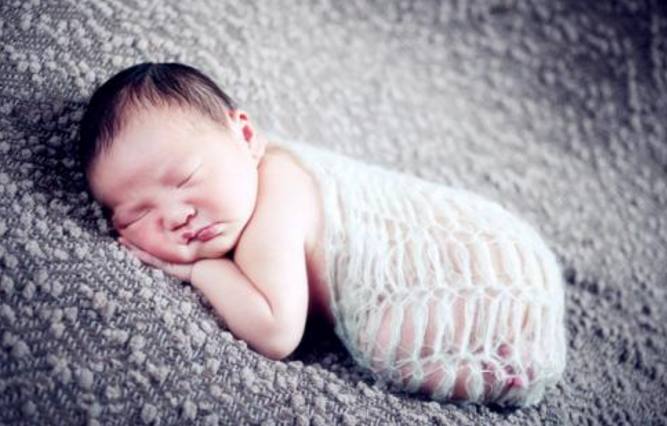 新生儿2个月睡觉容易惊醒,防止新生儿惊醒小妙招