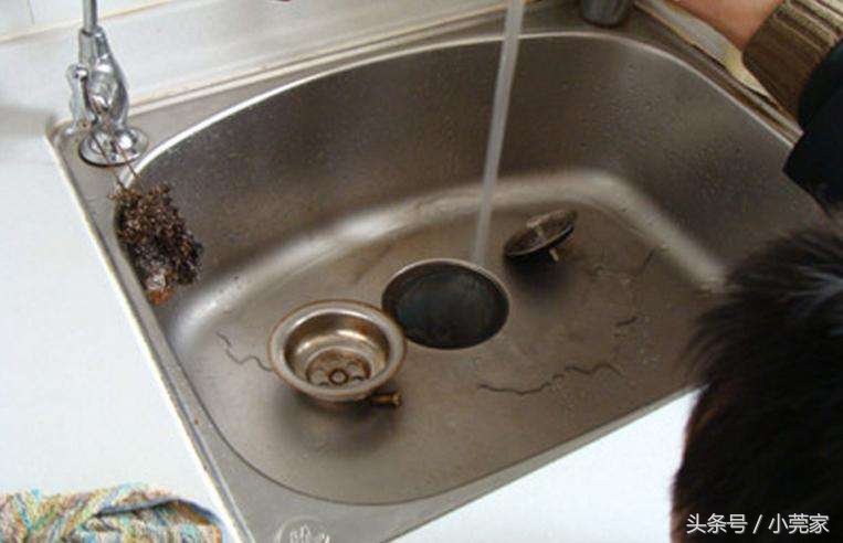 厨房水槽去除腥味的方法,厨房水槽污垢清除妙招