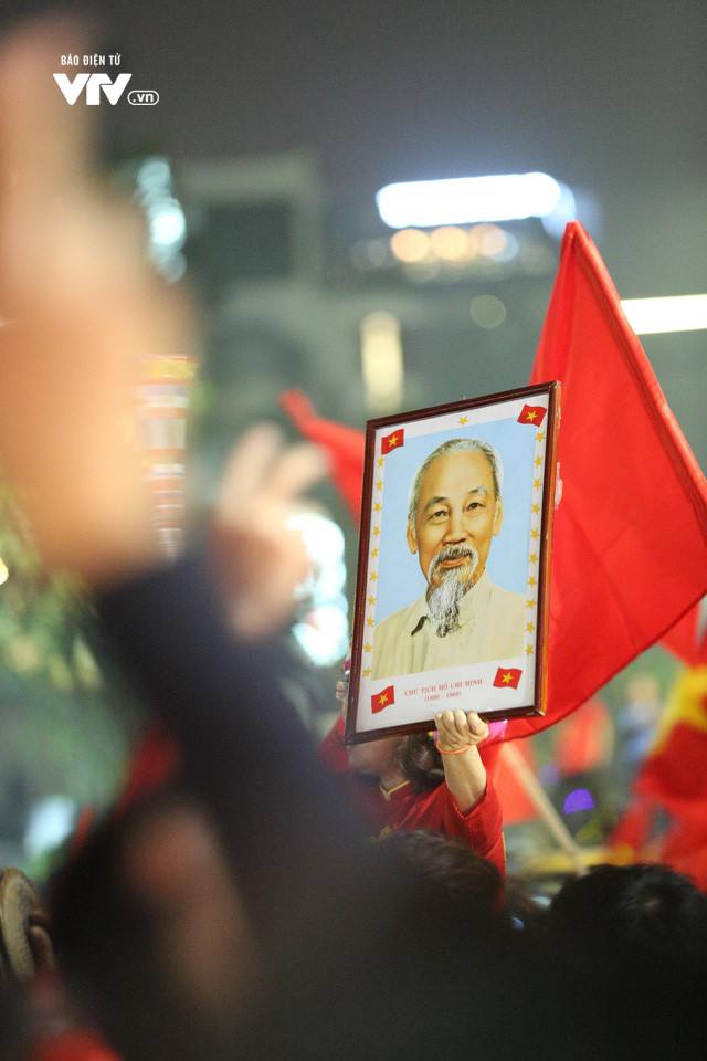 越南男足夺冠球迷上街庆祝,越南男足夺冠是什么比赛