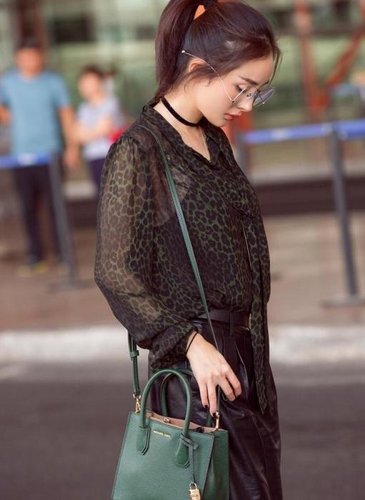 杨幂背过mk的哪款包,mk杨幂同款包深灰好看吗