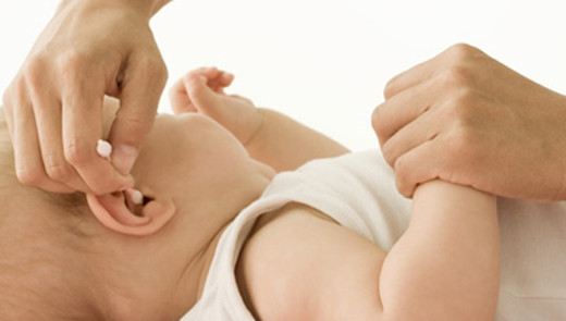 耳朵进水用棉签弄过有血丝,防止宝宝耳朵进水小妙招