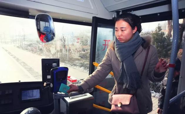 最新小型纯电动公交车,新能源电动公交车起步平顺