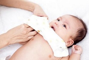 小儿高热惊厥的家庭急救法,儿童发生高热惊厥昏迷不醒怎么办