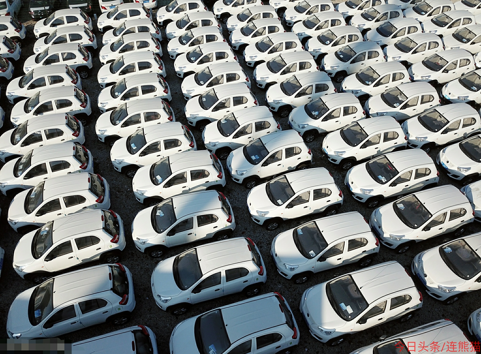 纯电动车和燃油车家用哪个好,新能源电动汽车与老年代步车区别