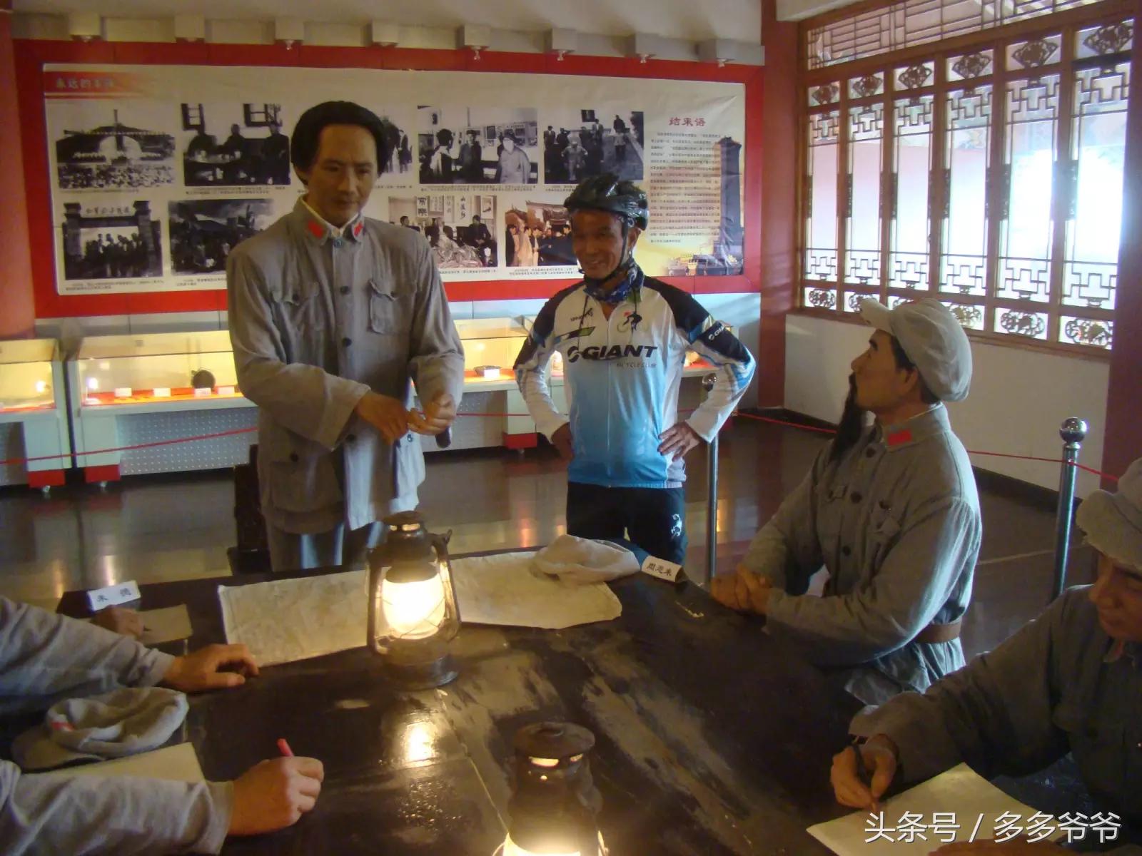 王锡康：我骑长征路纪实D97,沾益县，曲靖市三元宫，馆长赠书，马龙县