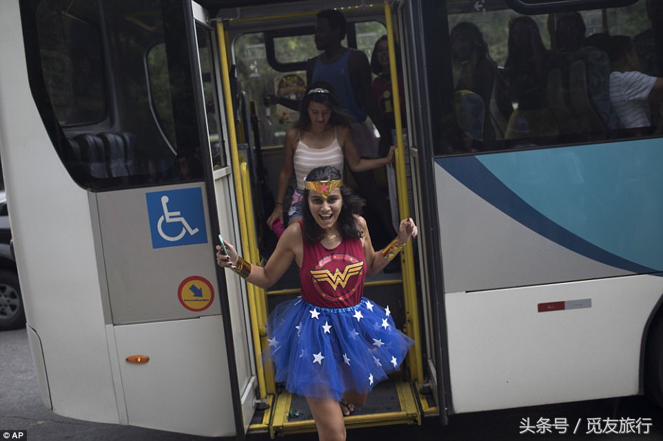 巴西的狂欢者们脱下衣服尬舞，只为下个月的狂欢节热身