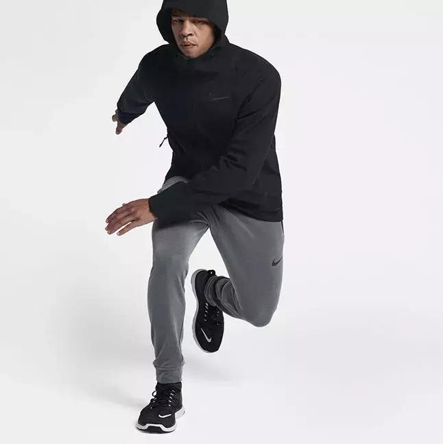 我们穿着Nike这套超保暖运动服,下雪天出门跑了三圈