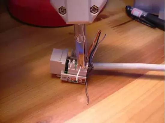 网线插座和水晶头的顺序一样么,电工网线端口水晶头接线法