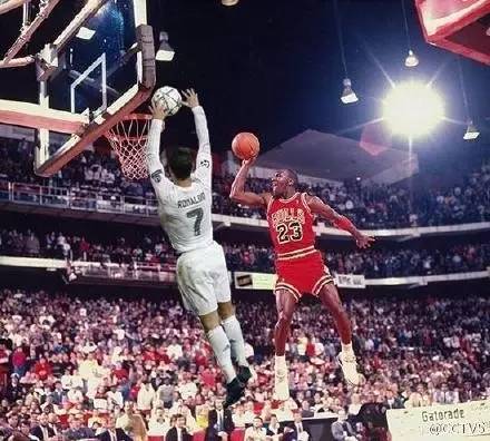 小伙子第一次做保健按摩,大爷给大妈按摩腰