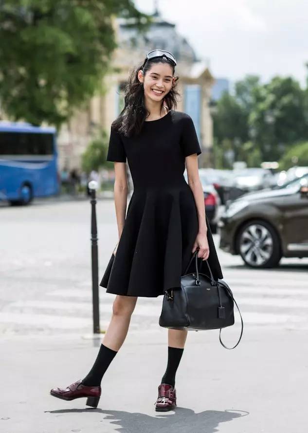 有哪些好看的小黑裙,小众又有设计感夏天必备小黑裙