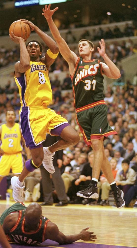 科比生涯球衣回顾,科比生涯最后一战球鞋