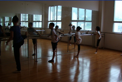 六岁女孩练舞蹈下肢瘫奇迹出现,4岁女孩练舞下腰致高位截瘫