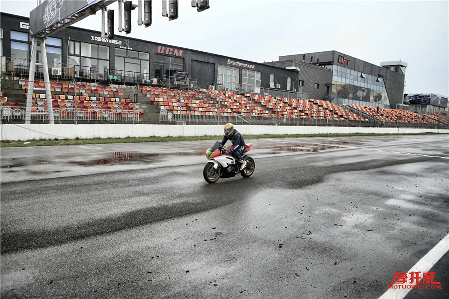 “旱鸭子与水怪”2016我是车手挑战赛首战摩托车组