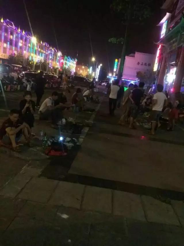 下雨的星光夜市视频大全,雨天的夜市