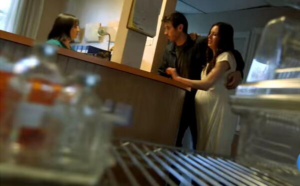 孕妈妈被毒蛇咬，难撑到医院，没想到医生告诉她的选择竟然这么难