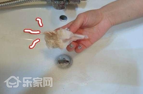 家里洗手台发霉、泛黄怎么办？几滴洗发水真神了